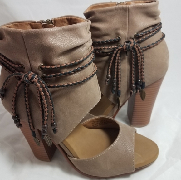 groove Shoes - GROOVE Women's Austin Dress Sandal sz. 8.5